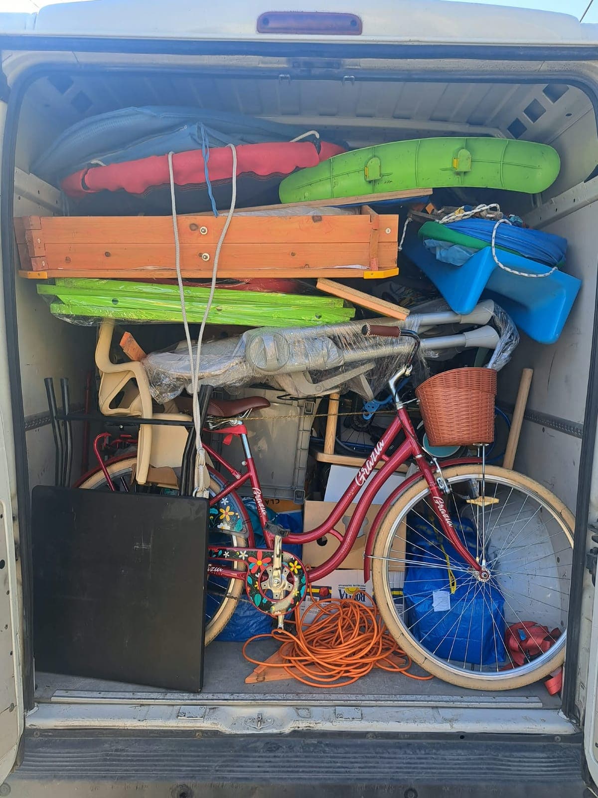 Bicikl i razne stvari utovarene u kombi