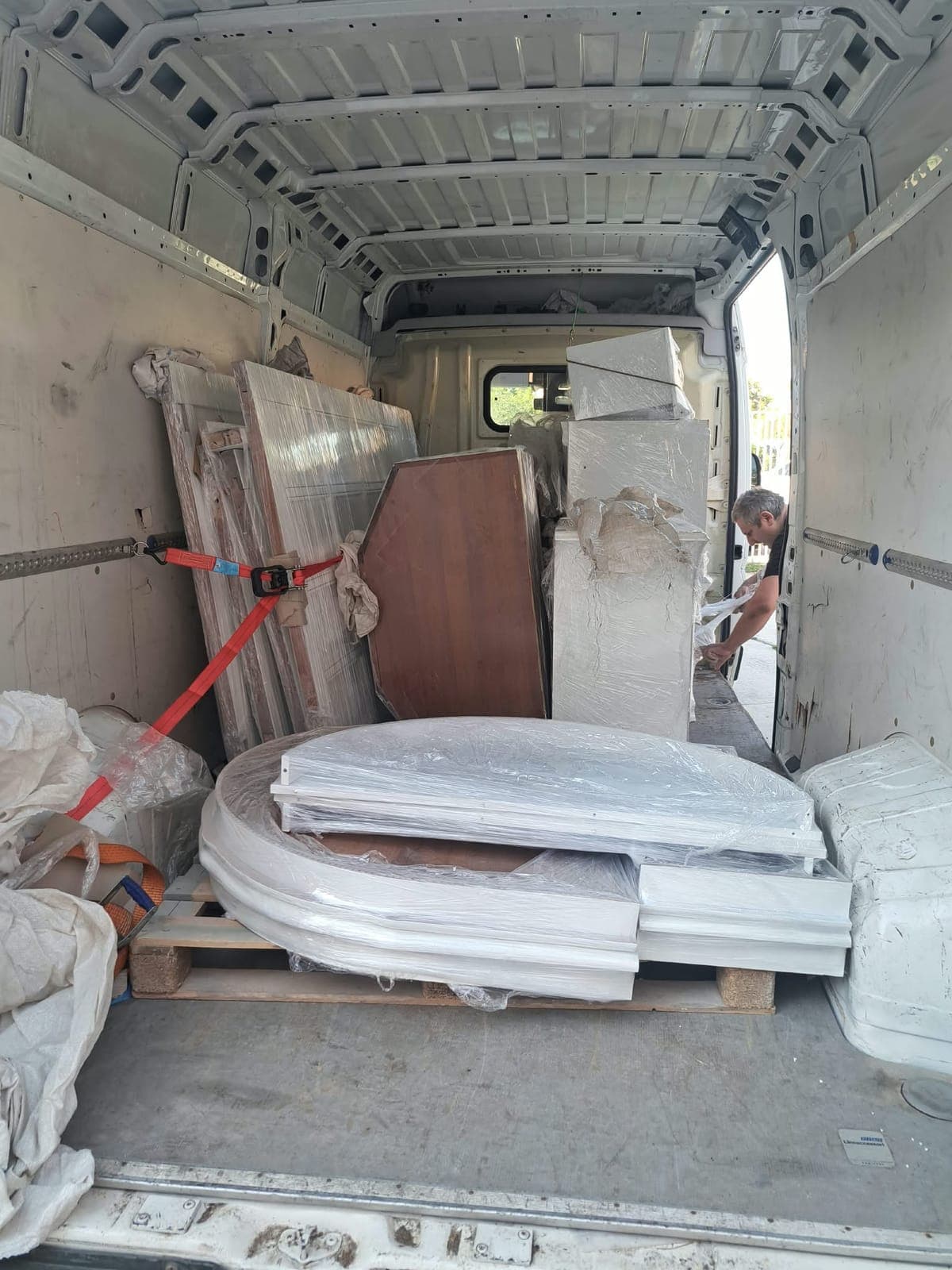 Kada, ploče i materijal za kupatilo u kombiju