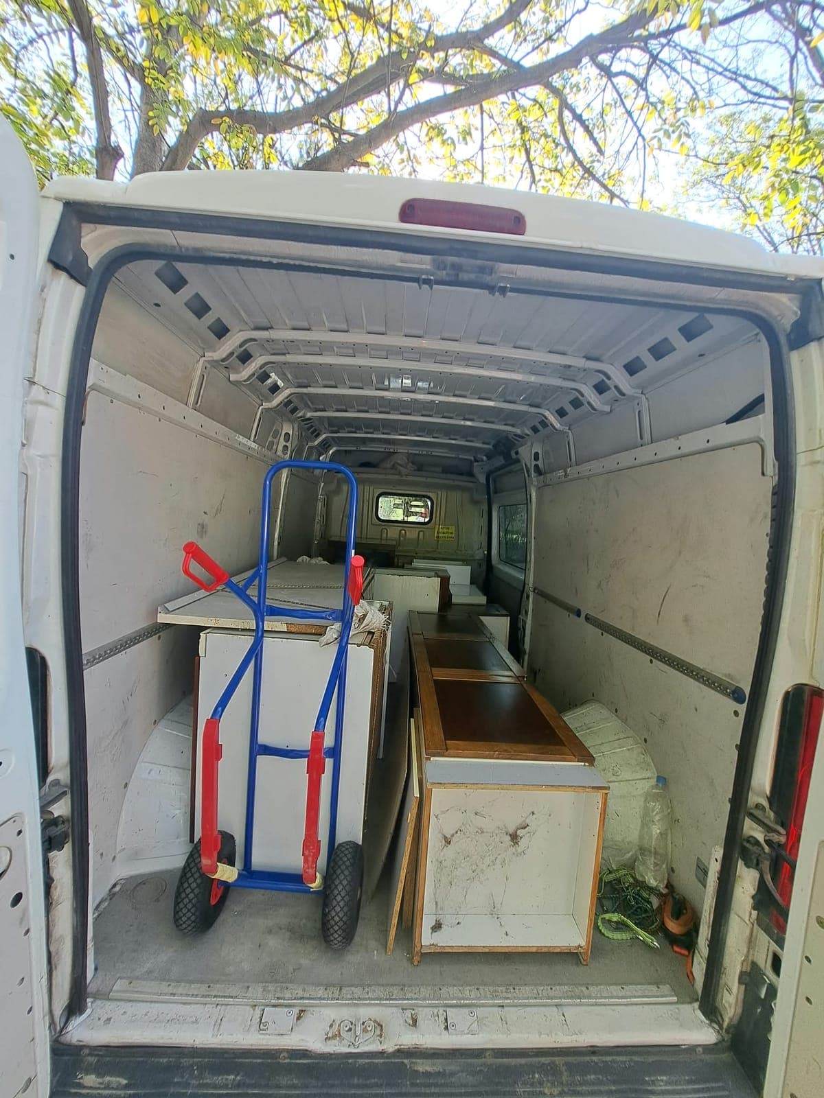 Komode i kolica za teret u kombiju
