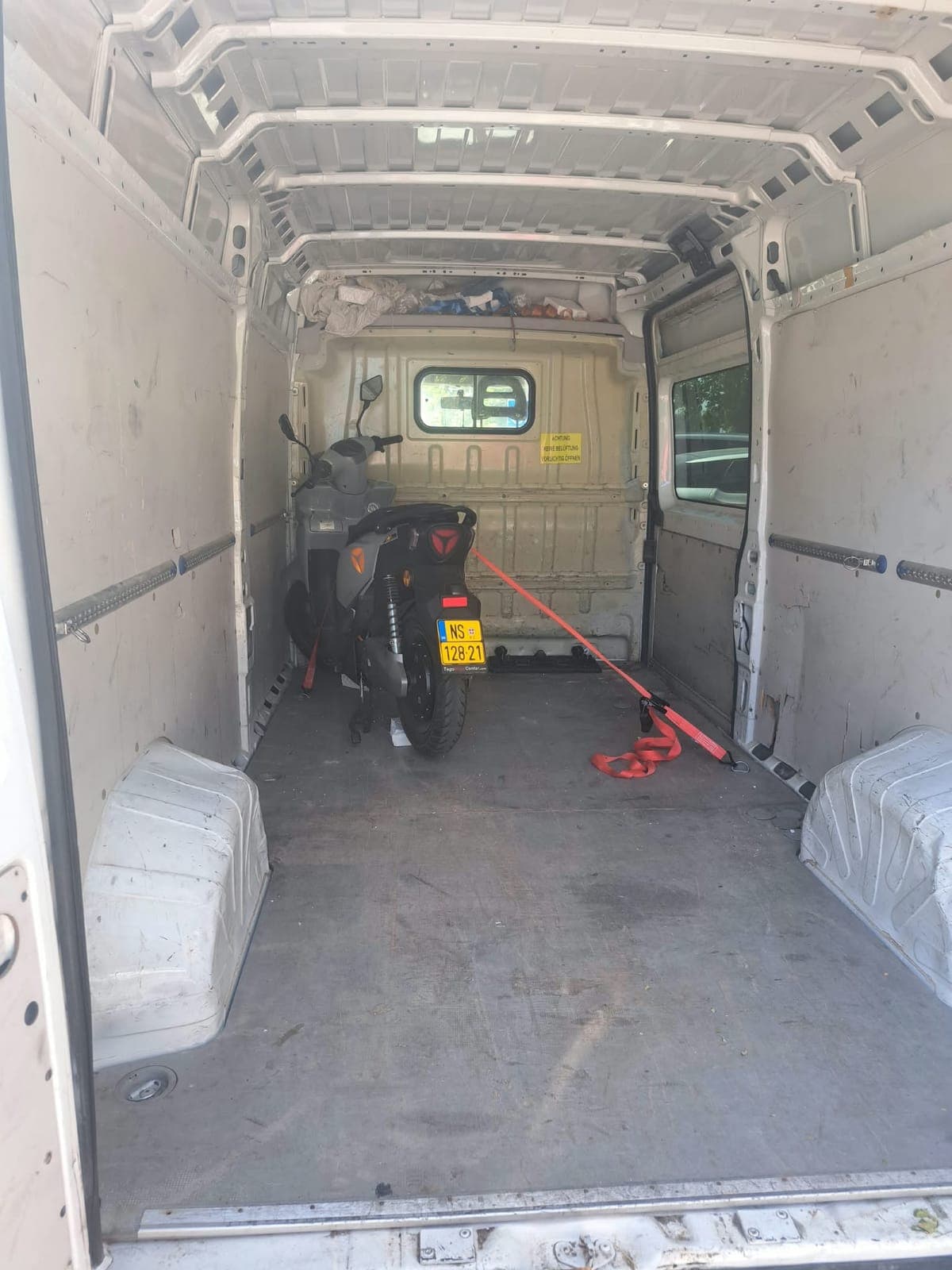 Motor pričvršćen trakama u tovarnom prostoru kombija